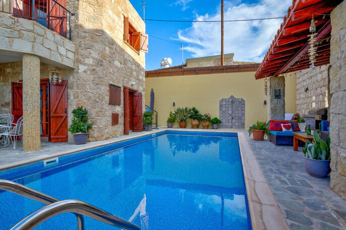 Large pool, outdoor shower &amp; family BBQ area